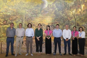 Đoàn chuyên gia trải nghiệm không gian 3D trong Bảo tàng Chiến thắng Điện Biên Phủ, Việt Nam. (Ảnh: Đại sứ quán Pháp)