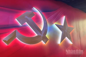 Biểu tượng của Đảng Cộng sản Việt Nam và Nhà nước Cộng hòa Xã hội chủ nghĩa Việt Nam. (Ảnh: HNV)