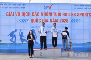 Ban tổ chức trao giải cho các vận động viên.