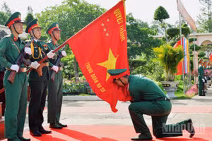 Chiến sĩ mới thực hiện nghi thức tuyên thệ dưới Quân kỳ Quyết thắng.