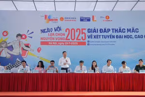 Các chuyên gia trong Ban tư vấn giải đáp trực tiếp tại Ngày hội lựa chọn nguyện vọng xét tuyển 2025 (Ảnh: NAM TRẦN)