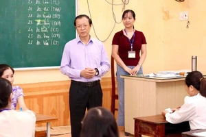 Thứ trưởng Giáo dục và Đào tạo Phạm Ngọc Thưởng động viên cán bộ, giáo viên tham gia chấm thi tại tỉnh Ninh Bình.