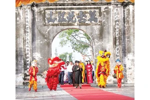 Nghi lễ dâng hương tại Lễ Cáo yết mở hội tại Lễ hội mùa thu Côn Sơn-Kiếp Bạc năm 2025.