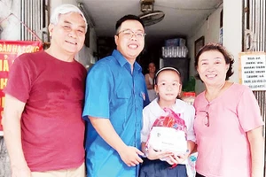 Ngô Trọng Đức trao tặng quà cho em nhỏ có hoàn cảnh khó khăn.