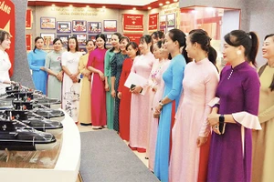 Các hội viên tham quan, học tập tại phòng truyền thống đơn vị. (Ảnh CTV HQ)