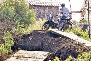 Khu vực sạt lở gần cửa biển Bồ Đề thuộc xã Tam Giang làm hư hỏng nặng lộ giao thông nông thôn, đi lại của người dân gặp nhiều khó khăn.