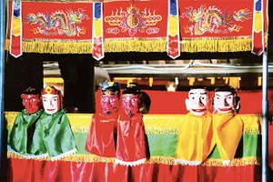 Trình diễn múa rối cạn chầu Thánh. (Ảnh NGỌC SƠN)