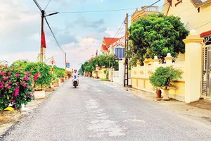 Đường giao thông nông thôn ở tỉnh Hưng Yên được nâng cấp mở rộng tạo điều kiện giao thương phát triển kinh tế; cảnh quan phong quang, sạch đẹp.