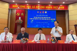 Đoàn chủ tịch chủ tọa phiên tọa đàm khoa học.