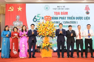 Lãnh đạo Bộ Y tế tặng hoa chúc mừng những kết quả Viện Dược liệu đạt được sau 65 năm thành lập.