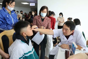 Nhiều trẻ khuyết tật đã được các y, bác sĩ tận tình thăm khám.