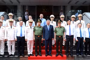 Tổng Bí thư, Chủ tịch nước Tô Lâm với các đại biểu và lãnh đạo Bộ Công an và Cục Cảnh sát quản lý trại giam, cơ sở giáo dục bắt buộc, trường giáo dưỡng. (Ảnh: ĐĂNG KHOA)