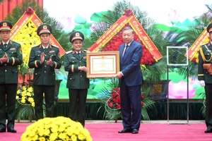 Tổng Bí thư Tô Lâm trao danh hiệu Anh hùng lực lượng vũ trang nhân dân tặng Tổng cục Hậu cần-Kỹ thuật (Bộ Quốc phòng). (Ảnh: ĐĂNG KHOA)