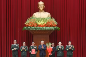 Tổng Bí thư, Chủ tịch nước Tô Lâm trao Quyết định chỉ định tham gia Quân ủy, Ban Thường vụ, Bí thư, Phó Bí thư Quân ủy Trung ương nhiệm kỳ 2025-2030. (Ảnh: ĐĂNG KHOA)