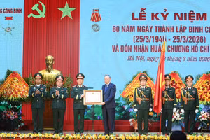 Tổng Bí thư Tô Lâm trao Huân chương Hồ Chí Minh tặng Binh chủng Công binh. (Ảnh: ĐĂNG KHOA)