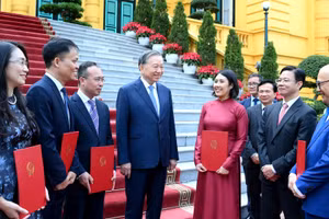 Tổng Bí thư, Chủ tịch nước Tô Lâm nói chuyện với các đại sứ vừa được trao quyết định bổ nhiệm. (Ảnh: ĐĂNG KHOA)