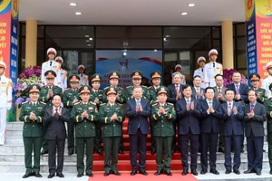 Tổng Bí thư Tô Lâm với các đại biểu tại cuộc làm việc với Học viện Kỹ thuật Quân sự. (Ảnh: ĐĂNG KHOA)