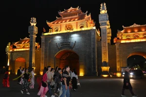 Các đại biểu doanh nghiệp lữ hành và du khách thích thú khi được trải nghiệm tour Đền Hùng về đêm. (Ảnh: ĐĂNG KHOA)