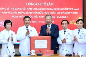 Tổng Bí thư Tô Lâm trao quà tặng Bệnh viện Hữu Nghị, nhân dịp kỷ niệm 71 năm Ngày Thầy thuốc Việt Nam (27/2/1955-27/2/2026). (Ảnh: ĐĂNG KHOA)