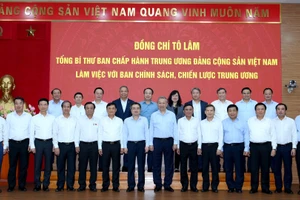 Tổng Bí thư Tô Lâm, các đồng chí lãnh đạo Đảng, Nhà nước và các đại biểu dự cuộc làm việc với Ban Chính sách, Chiến lược Trung ương. (Ảnh: ĐĂNG KHOA)