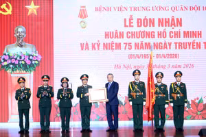 Tổng Bí thư Tô Lâm trao Huân chương Hồ Chí Minh tặng Bệnh viện Trung ương Quân đội 108. (Ảnh: ĐĂNG KHOA)