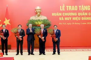 Tổng Bí thư Tô Lâm trao Huân chương Quân công hạng Nhất tặng các đồng chí: Phạm Minh Chính, Ủy viên Bộ Chính trị khóa XIII, Thủ tướng Chính phủ; Nguyễn Hòa Bình, Ủy viên Bộ Chính trị khóa XIII, Phó Thủ tướng Thường trực Chính phủ; Phan Đình Trạc, Ủy viên Bộ Chính trị, Bí thư Trung ương Đảng khóa XIII, nguyên Trưởng ban Nội chính Trung ương; Nguyễn Văn Nên, Ủy viên Bộ Chính trị khóa XIII, Thường trực Tiểu ban Văn kiện Đại hội XIV của Đảng. (Ảnh: ĐĂNG KHOA)