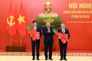 Tổng Bí thư, Chủ tịch nước Tô Lâm trao quyết định bổ nhiệm đồng chí Nguyễn Duy Ngọc giữ chức Trưởng Ban Tổ chức Trung ương, đồng chí Nguyễn Hải Ninh giữ chức Chánh Văn phòng Trung ương Đảng. (Ảnh: ĐĂNG KHOA)