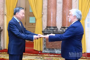 Tổng Bí thư, Chủ tịch nước Tô Lâm và Đại sứ Bồ Đào Nha Joaquim Alberto De Sousa Moreira De Lemos. (Ảnh: ĐĂNG KHOA)