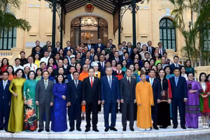 Tổng Bí thư, Chủ tịch nước Tô Lâm và các đồng chí lãnh đạo Đảng, Nhà nước, Mặt trận Tổ quốc Việt Nam với các đại biểu Quốc hội khóa XVI là người dân tộc thiểu số. (Ảnh: ĐĂNG KHOA)