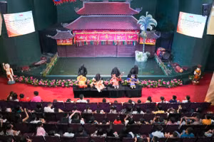 Các cháu chăm chú thưởng thức chương trình biểu diễn của các nghệ sĩ Nhà hát múa rối Bông Sen.