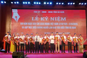 Các đồng chí lãnh đạo tỉnh trao biểu trưng tôn vinh nhà báo tiêu biểu tỉnh Hà Nam qua các thời kỳ.