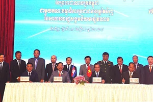 Lãnh đạo tỉnh Tây Ninh và các tỉnh Svayrieng, Prayveng, TboungKhmum chứng kiến lễ ký kết biên bản thỏa thuận giao thương biên mậu.