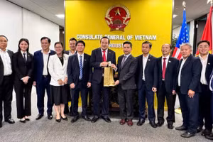 Đoàn công tác tỉnh Tây Ninh làm việc với Tổng lãnh sự quán Việt Nam tại Houston.