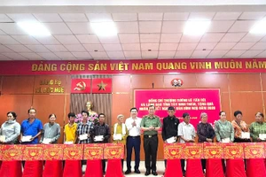 Thượng tướng Lê Tấn Tới, Ủy viên Trung ương Đảng, Chủ nhiệm Ủy ban Quốc phòng, An ninh và Đối ngoại của Quốc hội cùng lãnh đạo tỉnh Tây Ninh trao quà cho người dân có hoàn cảnh khó khăn khu vực biên giới xã Đức Huệ.