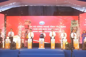 Lãnh đạo tỉnh Tây Ninh ấn nút khánh thành Trung tâm Đổi mới sáng tạo tỉnh trở thành đầu mối kết nối quan trọng của hệ sinh thái đổi mới sáng tạo trong khu vực và trên cả nước.