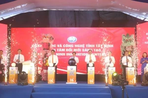 Lãnh đạo tỉnh Tây Ninh ấn nút khánh thành Trung tâm Đổi mới sáng tạo tỉnh trở thành đầu mối kết nối quan trọng của hệ sinh thái đổi mới sáng tạo trong khu vực và trên cả nước.