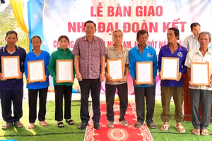 Lãnh đạo tỉnh Tây Ninh trao Quyết định bàn giao nhà Đại đoàn kết cho người dân