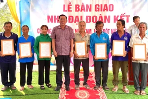 Lãnh đạo tỉnh Tây Ninh trao Quyết định bàn giao nhà Đại đoàn kết cho người dân