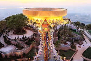 Đỉnh núi Bà Đen nơi An vị tôn tượng Đức Phật Câu Na Hàm Mâu Ni.