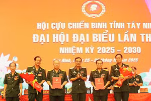 Lãnh đạo Trung ương Hội Cựu chiến binh Việt Nam trao Quyết định chỉ định Ban Chấp hành và Chủ tịch Hội Cựu chiến binh tỉnh Tây Ninh lần thứ I, nhiệm kỳ 2025-2030.