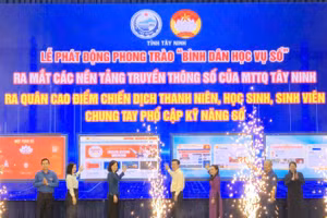 Lãnh tỉnh và các sở, ngành ấn nút phát động phong trào bình dân học vụ số.
