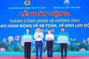 Phó Bí thư Tỉnh ủy, Chủ tịch Ủy ban Mặt trận Tổ quốc Việt Nam tỉnh Tây Ninh Nguyễn Thanh Hải và Chủ tịch Ủy ban Mặt trận Tổ quốc Việt Nam tỉnh Tây Ninh Nguyễn Thị Thu Trinh trao quà và mái ấm công đoàn cho đoàn viên, công đoàn và người lao động có hoàn cảnh khó khăn.