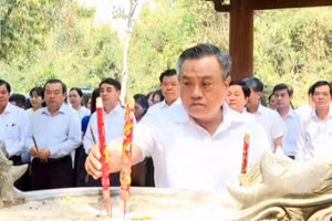 Ủy viên Bộ Chính trị, Bí thư Trung ương Đảng, Chủ nhiệm Ủy ban Kiểm tra Trung ương Trần Sỹ Thanh dâng hương tại Di tích lịch sử Ban Kiểm tra Trung ương Cục miền Nam.