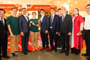 Lãnh đạo ngành du lịch Thành phố Hồ Chí Minh thăm gian hàng Bánh mì Society.