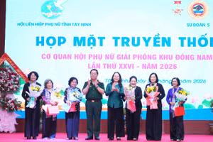 Các đồng chí: Đại tướng Nguyễn Trọng Nghĩa, Ủy viên Bộ Chính trị, Bí thư Trung ương Đảng, Ủy viên Thường vụ Quân ủy Trung ương, Chủ nhiệm Tổng cục Chính trị Quân đội nhân dân Việt Nam; Võ Thị Ánh Xuân, Bí thư Trung ương Đảng, Phó Chủ tịch nước tặng hoa chúc mừng họp mặt truyền thống.