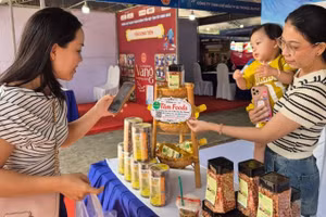 Người dân phường Long An mua hàng hóa không dùng tiền mặt.