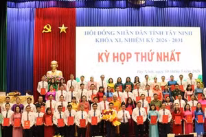 Ủy viên Trung ương Đảng, Bí thư Tỉnh ủy Tây Ninh Nguyễn Văn Quyết trao hoa chúc mừng 81 đại biểu Hội đồng nhân dân cấp tỉnh.