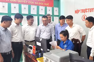 Đại diện Báo Nhân Dân, các chuyên gia của Công ty Cổ phần đầu tư Lê Bảo Minh cùng lãnh đạo xã Đức Huệ khảo sát Trung tâm hành chính xã.