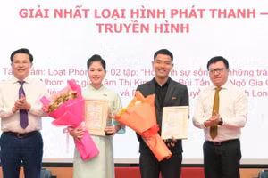 Đồng chí Lê Quốc Minh, Ủy viên Trung ương Đảng, Tổng Biên tập Báo Nhân Dân, Phó Trưởng Ban Tuyên giáo và Dân vận Trung ương, Chủ tịch Hội Nhà báo Việt Nam; đồng chí Nguyễn Thanh Hải, Phó Bí thư Tỉnh ủy, Chủ tịch Ủy ban Mặt trận Tổ quốc Việt Nam tỉnh Tây Ninh trao giải Nhất cho các tác giả.
