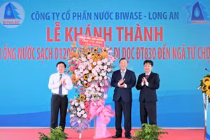 Ủy viên Trung ương Đảng, Bí thư Tỉnh ủy Tây Ninh Nguyễn Văn Quyết tặng hoa chúc mừng Công ty Cổ phần Nước BIWASE Long An đưa vào vận hành tuyến ống nước sạch D1200.
